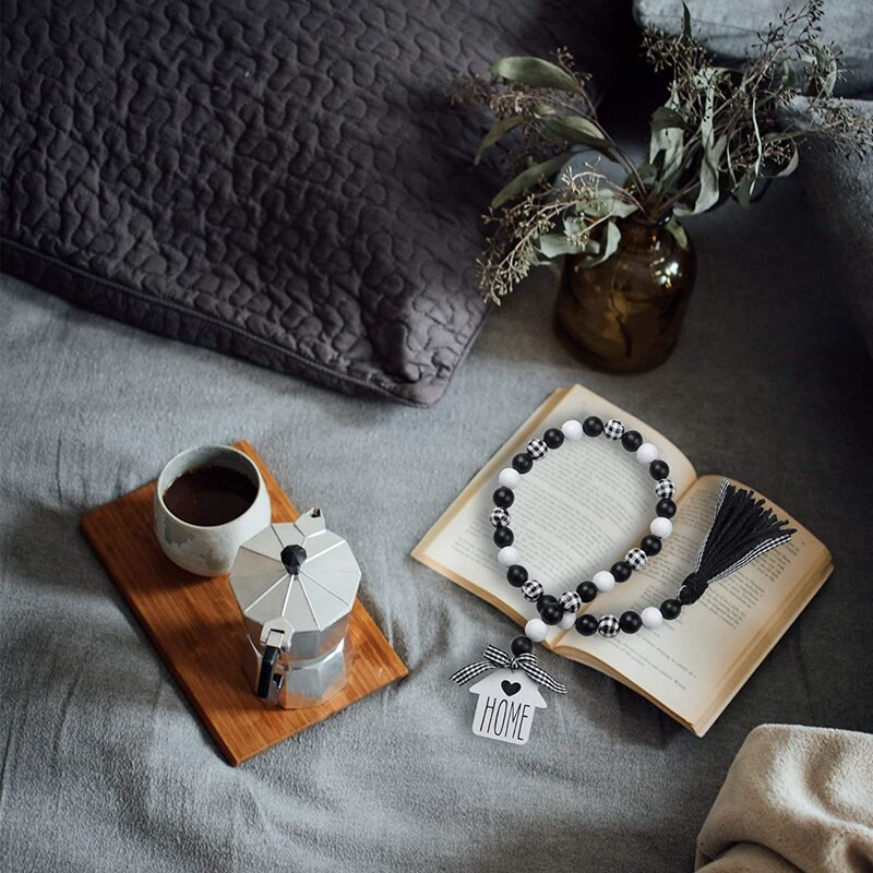 BMBY-2X sodybos medinių karoliukų girlianda, juodai balti languoti kaimiški mediniai karoliukai su kutais, skirti sodybos pakopiniam padėklo dekoravimui