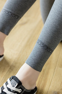 Női leggings - hímzéssel