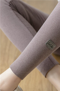 Női leggings - hímzéssel