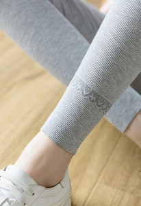 Női leggings - hímzéssel