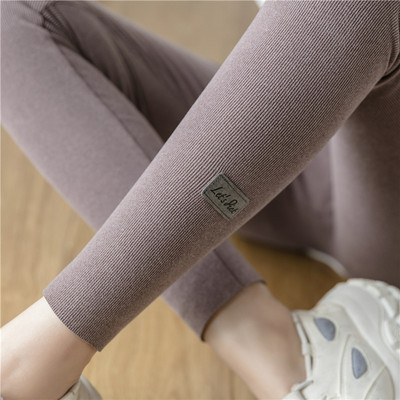 Női leggings - hímzéssel