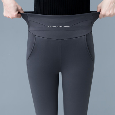 Voodri ja pealdisega naiste retuusid