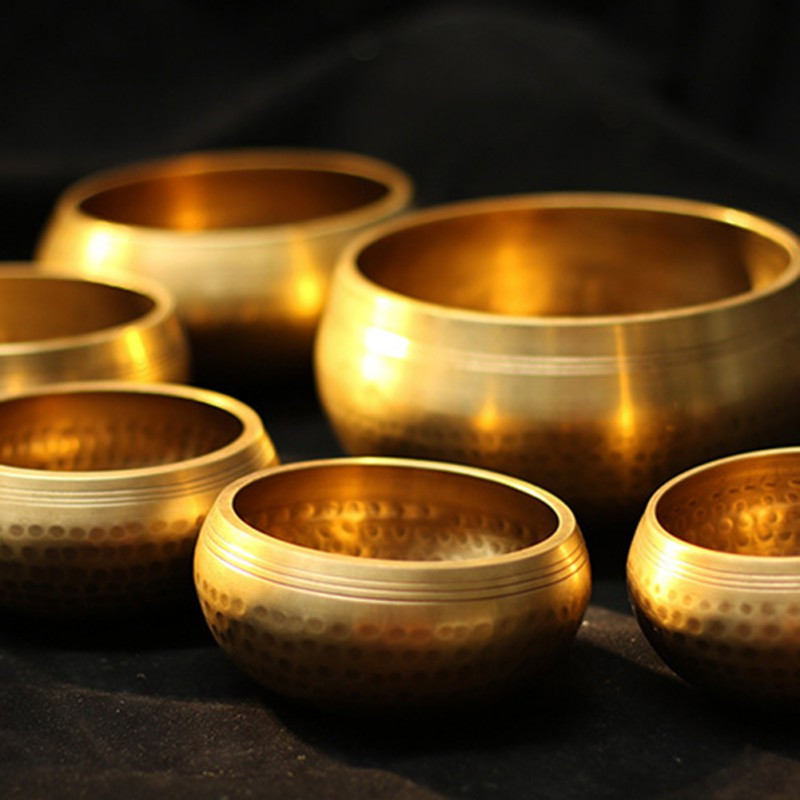 Tibetská jóga, meditácia, spievajúca misa, remeselná výroba, Budhov rituál, hudobná terapia, medená zvonkohra, zvuková misa, medené rezbárstvo bez vankúša