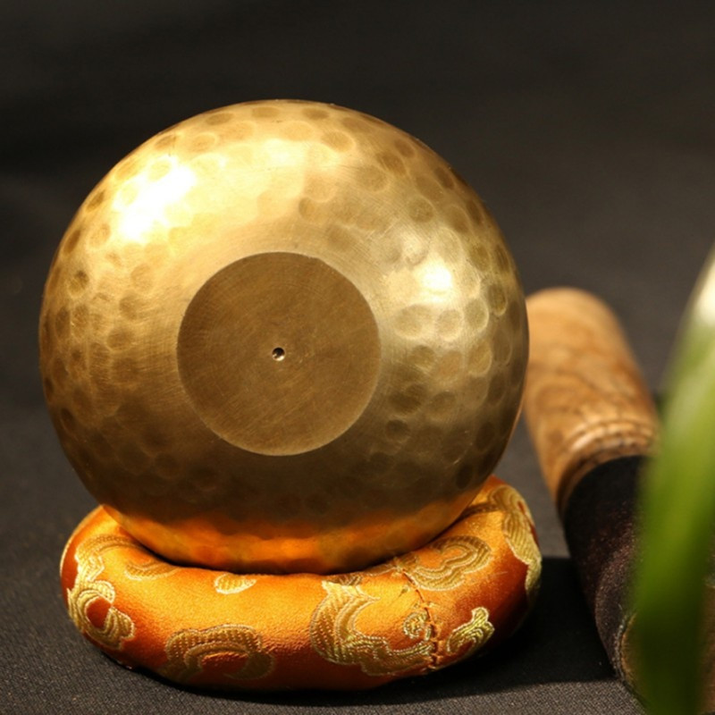 Tibetská jóga, meditácia, spievajúca misa, remeselná výroba, Budhov rituál, hudobná terapia, medená zvonkohra, zvuková misa, medené rezbárstvo bez vankúša