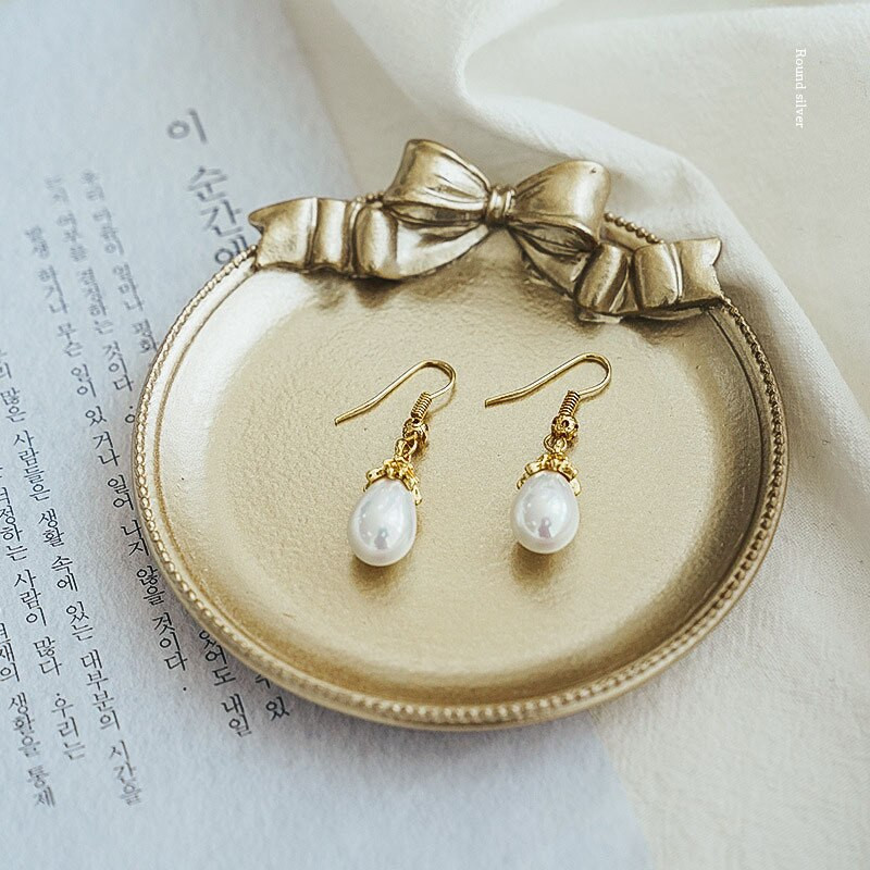 Šiaurės šalių derliaus senos auksinės dervos desertinės lėkštės papuošalai, karoliai, vitrinos užkandžių riešutų vaisių pyragaičių laikymo padėklai, dekoravimo amatai