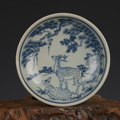 Jingdezhen, dynastia Čching, Guangxu, modrý a biely tanier s jeleňom a drakom, starožitný zberateľský keramický tanier
