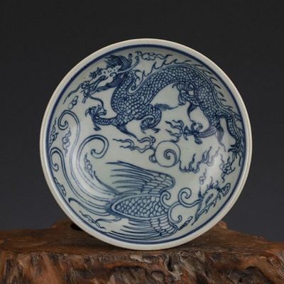 Jingdezhen, dynastia Čching, Guangxu, modrý a biely tanier s jeleňom a drakom, starožitný zberateľský keramický tanier