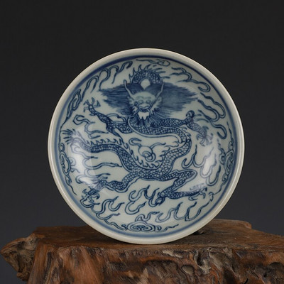 Jingdezhen, dynastia Čching, Guangxu, modrý a biely tanier s jeleňom a drakom, starožitný zberateľský keramický tanier