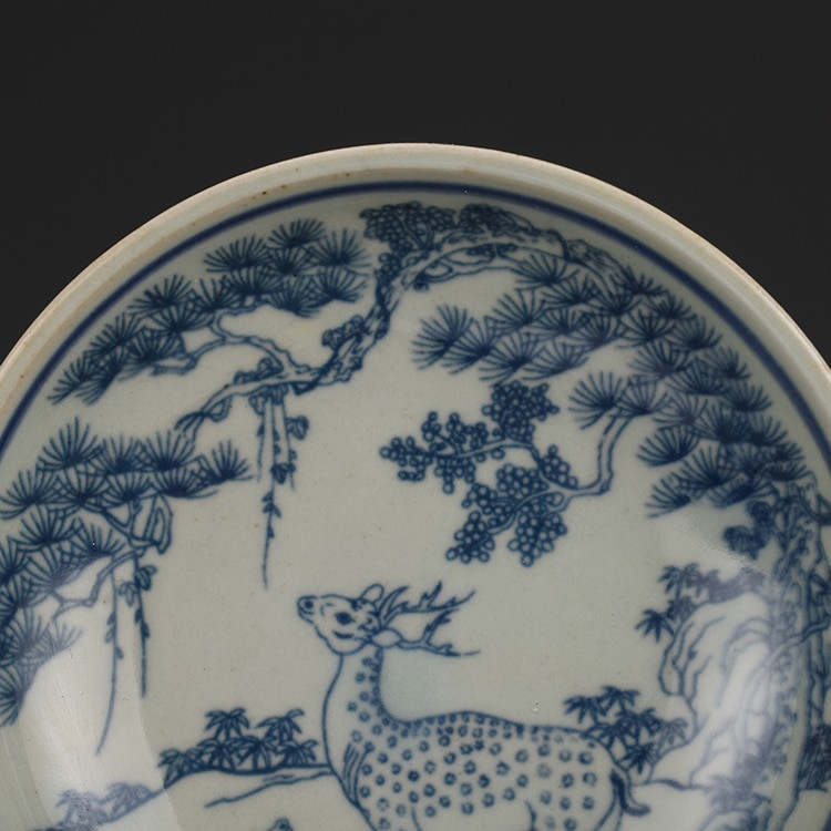 Jingdezhen, dynastia Čching, Guangxu, modrý a biely tanier s jeleňom a drakom, starožitný zberateľský keramický tanier