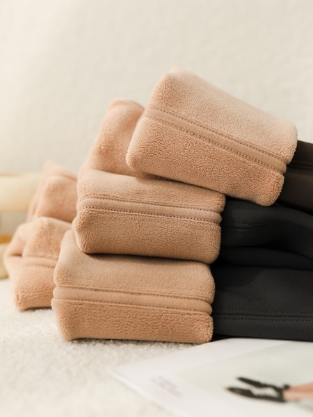 Tīrs sieviešu legingu modelis ar augstu vidukli un siltu oderi