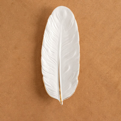 Kreativitás Arany tollas tálcák Dekoratív skandináv modern dombormű kerámia vacsoratálak snackek desszertek ételek Étterem tálaló