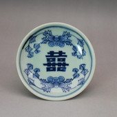 3,3-palcový modrý a biely porcelánový podšál s čínskymi znakmi a kvetmi