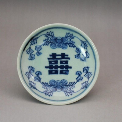 3,3-palcový modrý a biely porcelánový podšál s čínskymi znakmi a kvetmi
