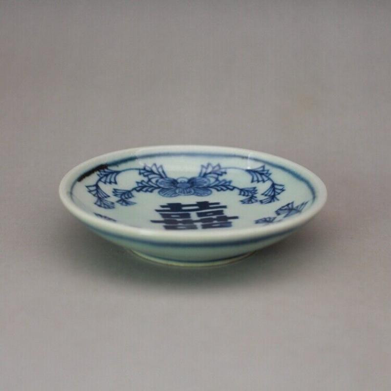 3,3-palcový modrý a biely porcelánový podšál s čínskymi znakmi a kvetmi