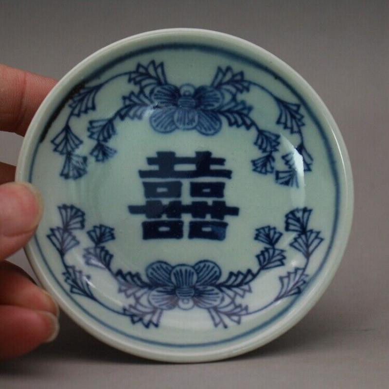 3,3-palcový modrý a biely porcelánový podšál s čínskymi znakmi a kvetmi