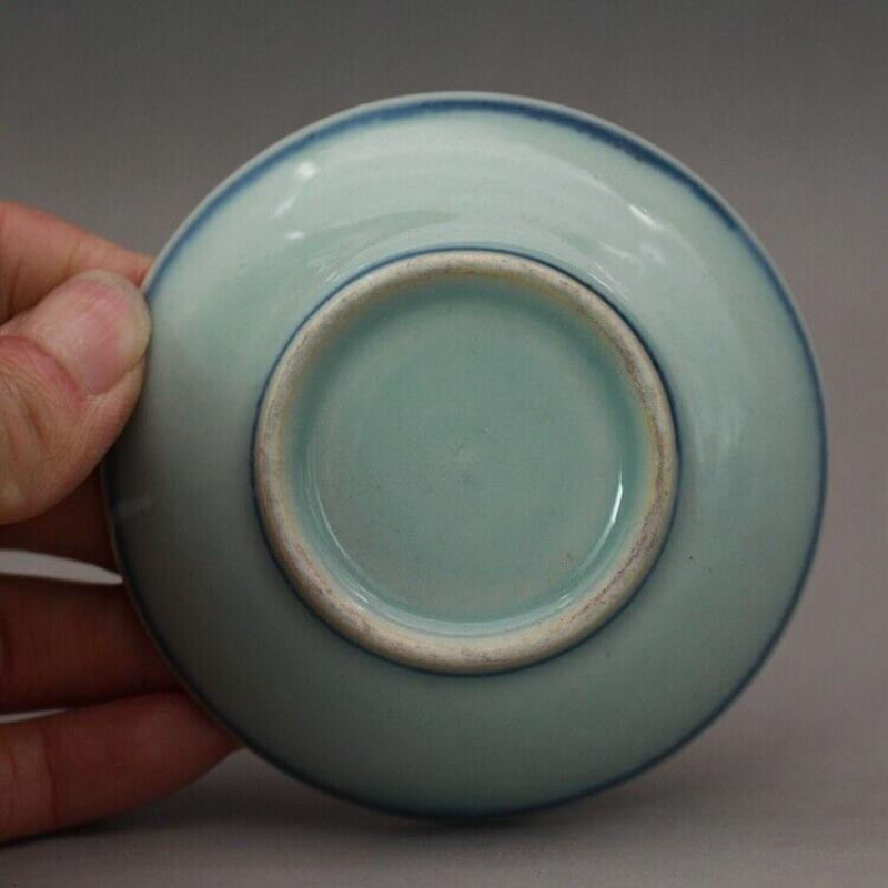 3,3-palcový modrý a biely porcelánový podšál s čínskymi znakmi a kvetmi