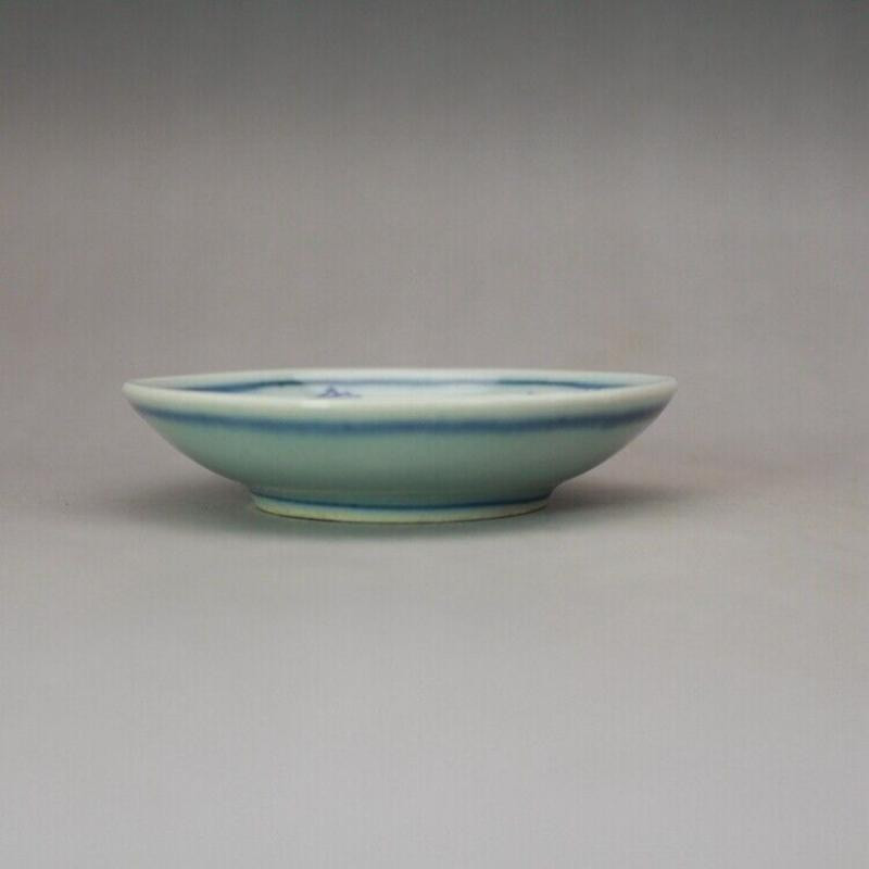 3,3-palcový modrý a biely porcelánový podšál s čínskymi znakmi a kvetmi