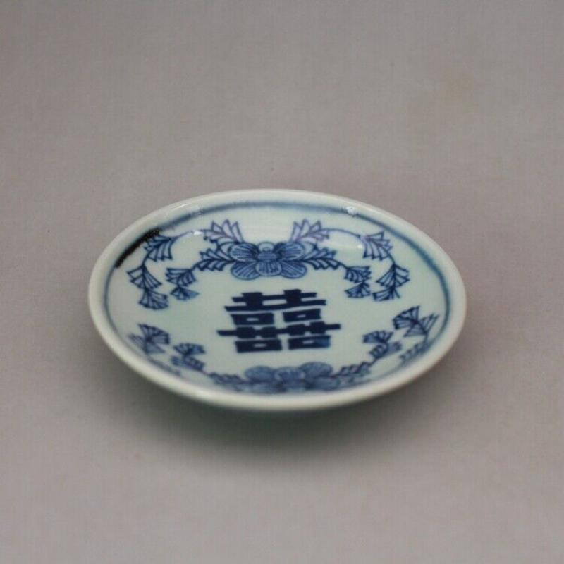 3,3-palcový modrý a biely porcelánový podšál s čínskymi znakmi a kvetmi