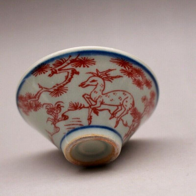 3,2" šálka na čaj z čínskeho modrobieleho porcelánu s červenou glazúrou a škvrnitým jeleňím žeriavom