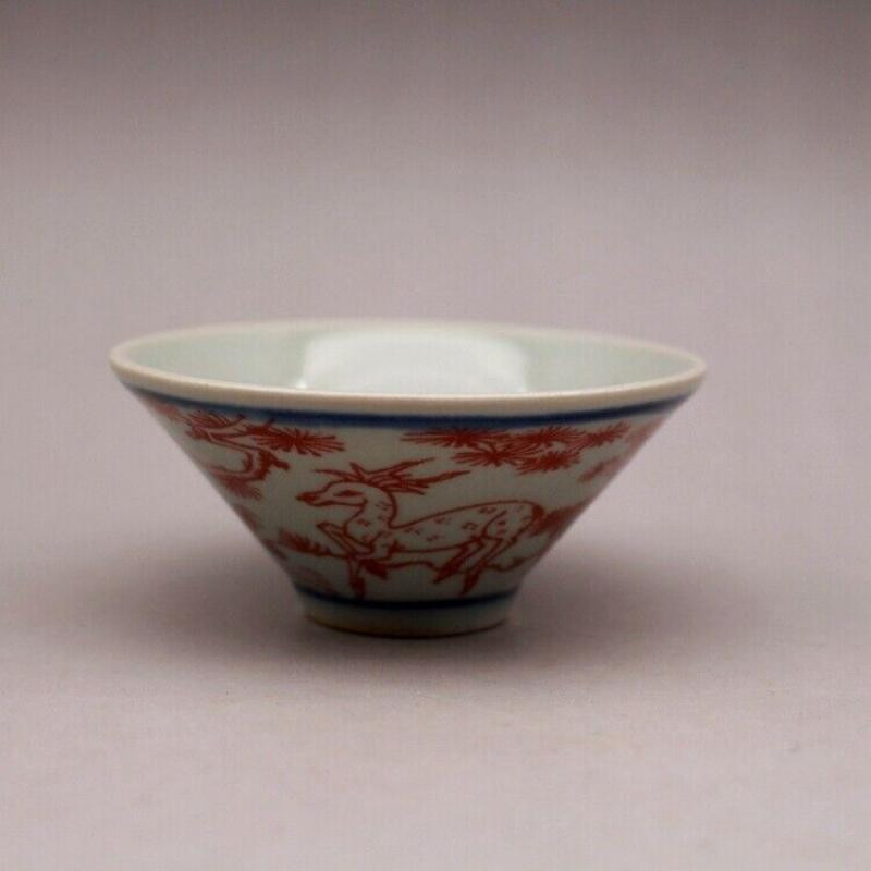 3,2" šálka na čaj z čínskeho modrobieleho porcelánu s červenou glazúrou a škvrnitým jeleňím žeriavom