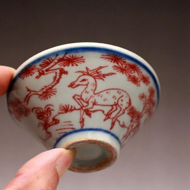 3,2" šálka na čaj z čínskeho modrobieleho porcelánu s červenou glazúrou a škvrnitým jeleňím žeriavom