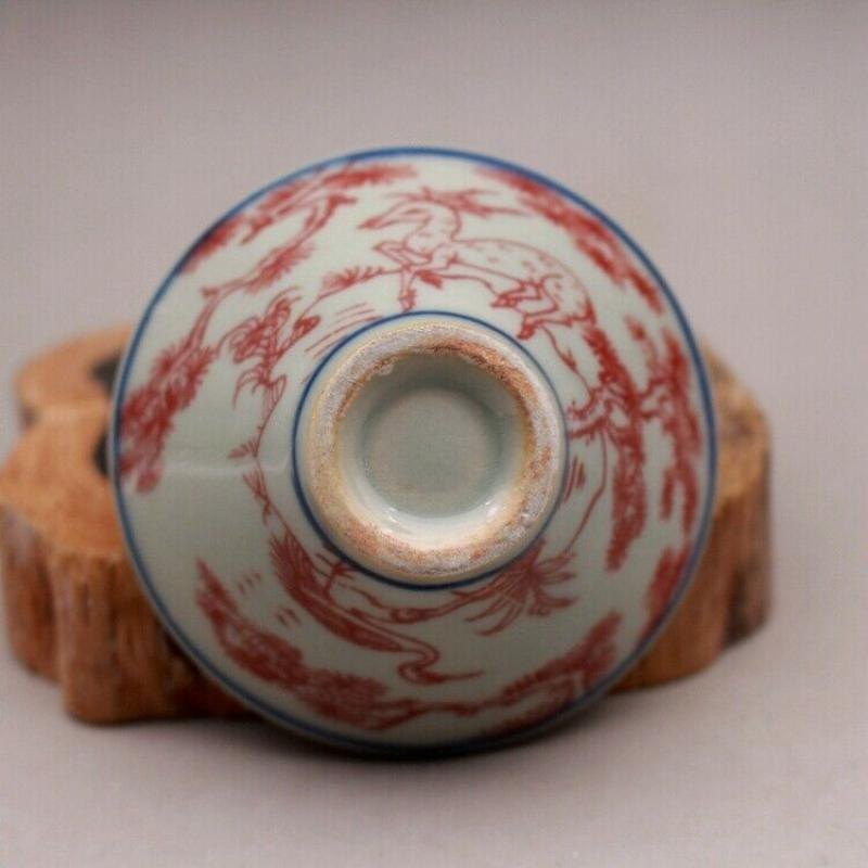 3,2" šálka na čaj z čínskeho modrobieleho porcelánu s červenou glazúrou a škvrnitým jeleňím žeriavom