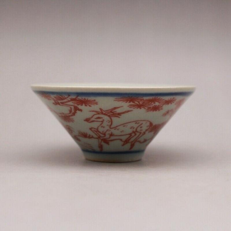 3,2" šálka na čaj z čínskeho modrobieleho porcelánu s červenou glazúrou a škvrnitým jeleňím žeriavom