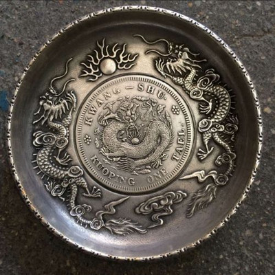 Starožitné strieborné pozlátenie v starovekej Číne s drakom na hranie s korálkami