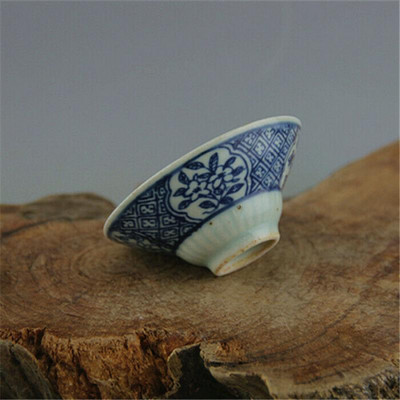 Čínsky modrobiely porcelánový čajový pohár s kvetinovým vzorom dynastie Čching, Gongfu, 2,83 palca