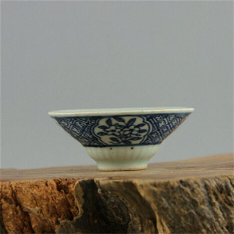 Čínsky modrobiely porcelánový čajový pohár s kvetinovým vzorom dynastie Čching, Gongfu, 2,83 palca