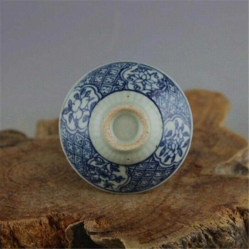 Čínsky modrobiely porcelánový čajový pohár s kvetinovým vzorom dynastie Čching, Gongfu, 2,83 palca
