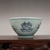 Čínsky modrobiely porcelánový čajový hrnček z dynastie Qing s rozmermi 3,15 palca