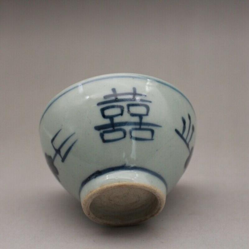 Čínsky modrobiely porcelánový čajový hrnček z dynastie Qing s rozmermi 3,15 palca