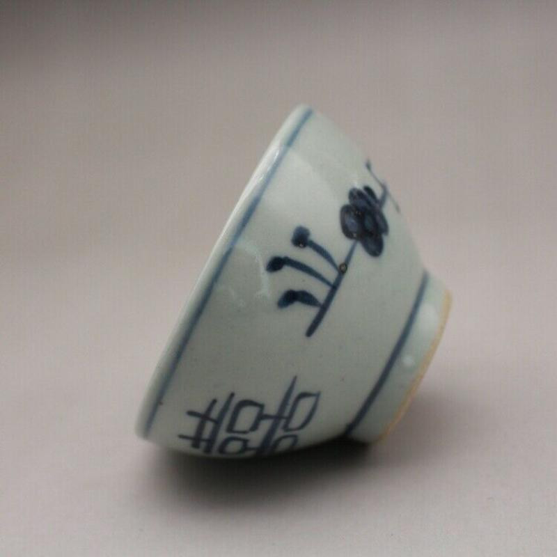Čínsky modrobiely porcelánový čajový hrnček z dynastie Qing s rozmermi 3,15 palca