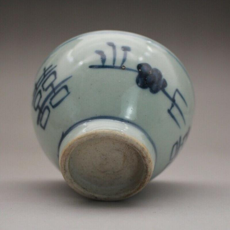 Čínsky modrobiely porcelánový čajový hrnček z dynastie Qing s rozmermi 3,15 palca