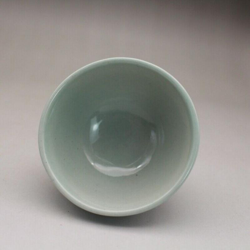 Čínsky modrobiely porcelánový čajový hrnček z dynastie Qing s rozmermi 3,15 palca