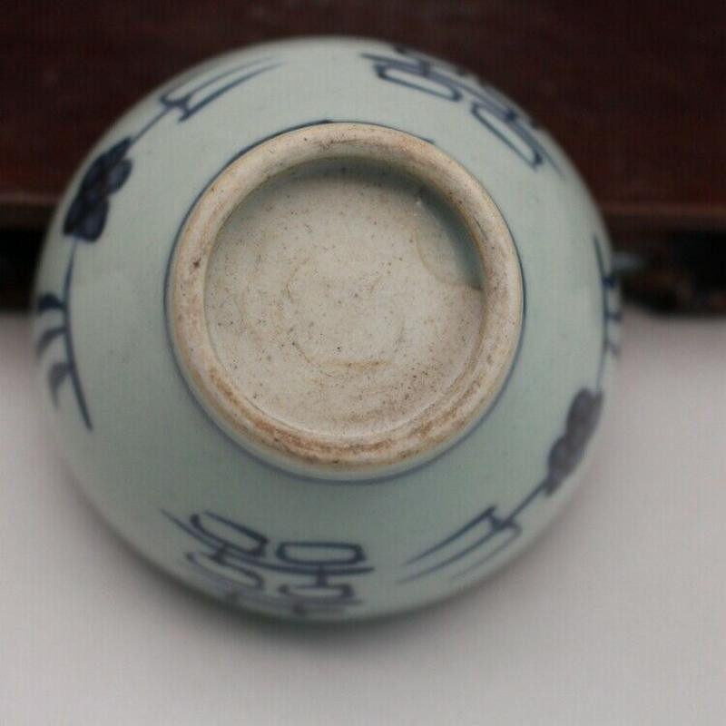 Čínsky modrobiely porcelánový čajový hrnček z dynastie Qing s rozmermi 3,15 palca