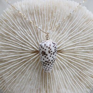 Ingyenes szállítás (1db/tétel)Egyedi kézzel készített "I love Spot-3" Natural Seashell nyaklánc Beach Esküvői Ünnepek Ékszer
