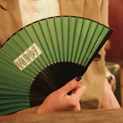Ősi kínai stílusú selyem összecsukható legyező hordozható bambusz legyező nyár Jó megjelenésű kínai selyem köntös partner dekoratív legyező