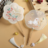 Kínai stílusú hímzés Sokszög csoport Legyező nyúl Ősi hosszú nyelű bojt ruházat Cheongsam táncos kézi dekoráció Cosplay kellék