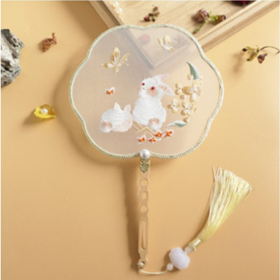 Kínai stílusú hímzés Sokszög csoport Legyező nyúl Ősi hosszú nyelű bojt ruházat Cheongsam táncos kézi dekoráció Cosplay kellék