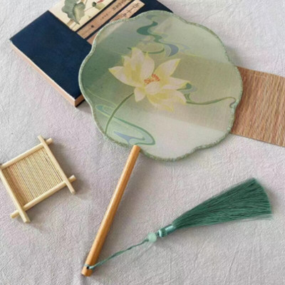 Kínai stílusú hímzés Sokszög csoport Legyező nyúl Ősi hosszú nyelű bojt ruházat Cheongsam táncos kézi dekoráció Cosplay kellék