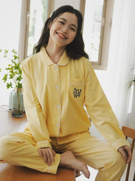 Moteriškas pižamų komplektas su siuvinėjimu