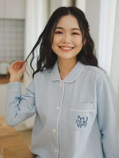 Moteriškas pižamų komplektas su siuvinėjimu