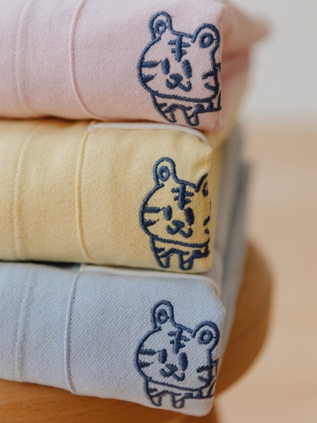 Moteriškas pižamų komplektas su siuvinėjimu