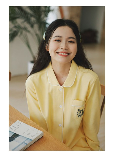 Moteriškas pižamų komplektas su siuvinėjimu