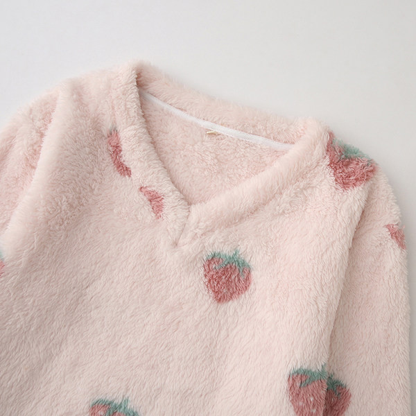 Pijamale pufoase din două piese - o bluză cu decolteu ascuțit și fund