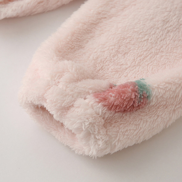 Pijamale pufoase din două piese - o bluză cu decolteu ascuțit și fund