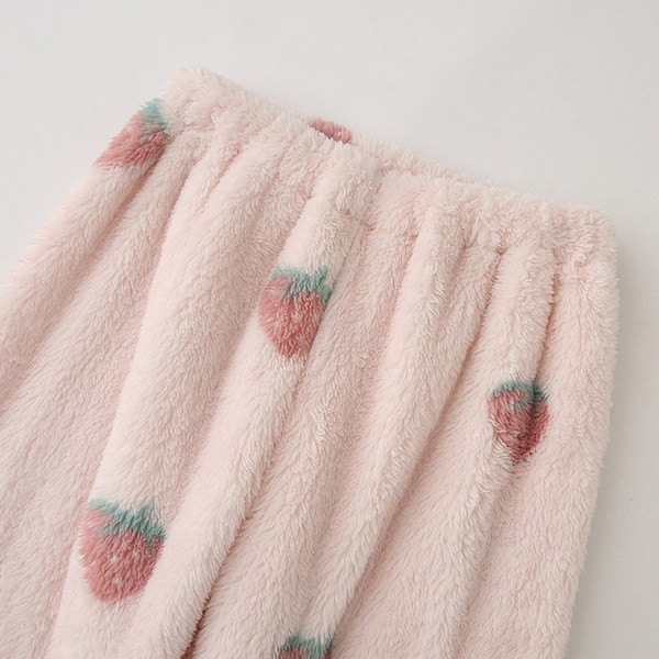 Pijamale pufoase din două piese - o bluză cu decolteu ascuțit și fund