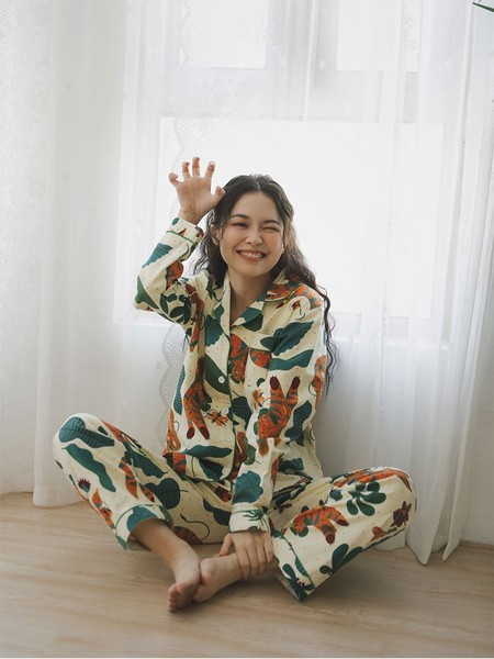 Naujo modelio moteriška spalvota pižama su sagomis - dviejų dalių